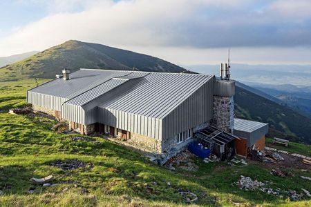 Haus in den Bergen mit Dachsystem von RHEINZINK Haus in den Bergen mit Dachsystem von RHEINZINK